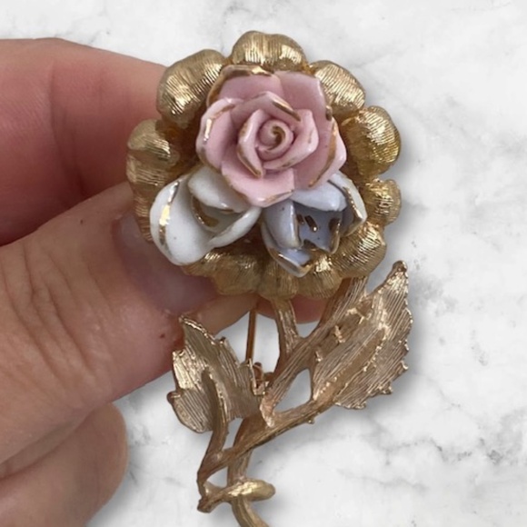Unsigned Coro Vintage Gold Tone Flower Brooch Pin with Porcelain Roses - Picture 1 of 6